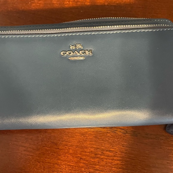 Blue Coach wristlet wallet. In new condition. - Picture 4 of 9
